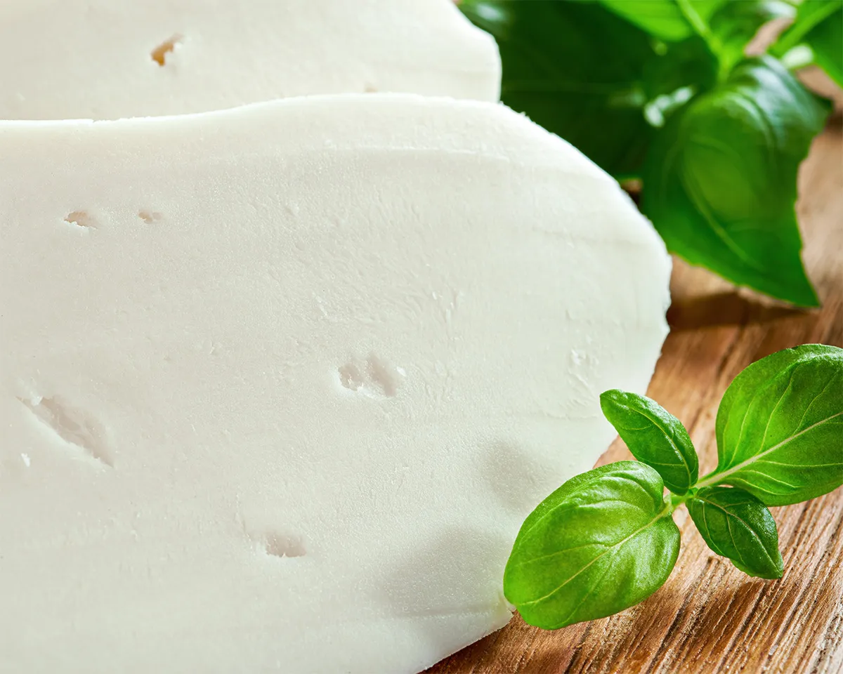 eine angeschnittene Scheibe Fior di Latte ist im Detail zu sehen, sodass die Struktur gut erkennbar ist