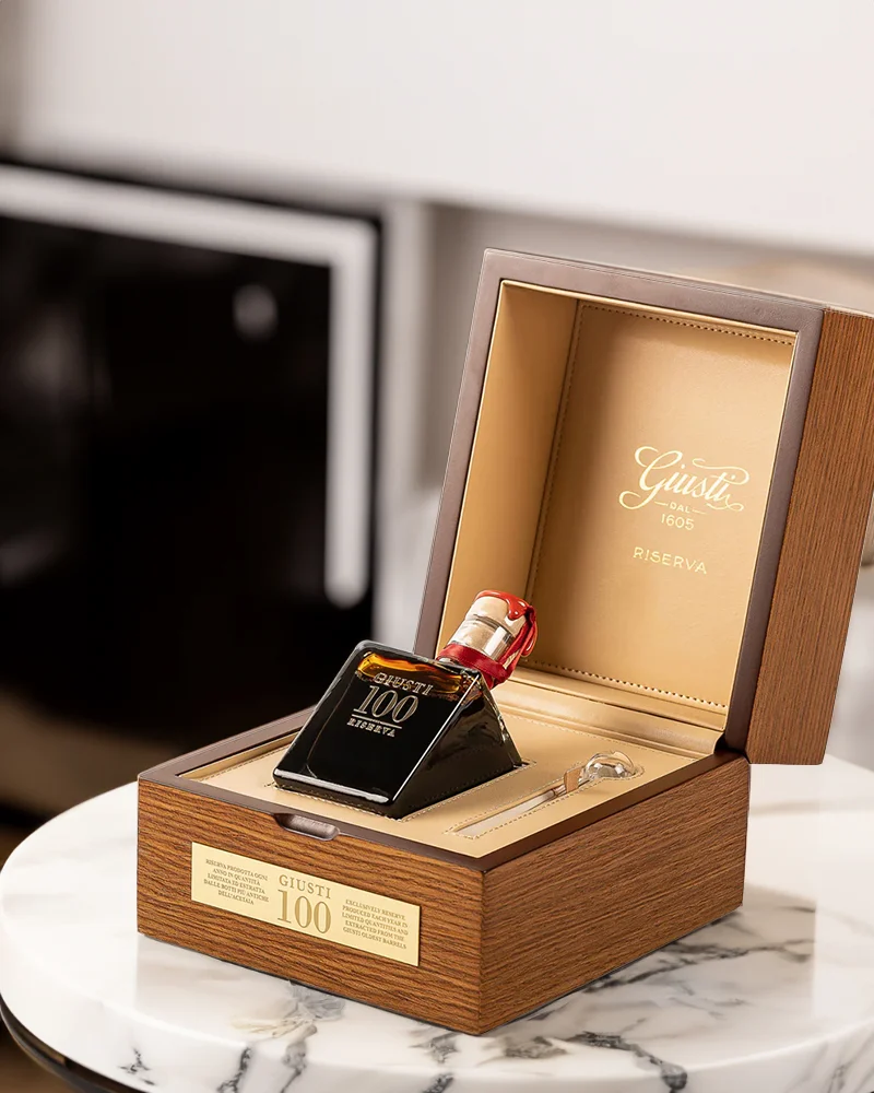 Giusti Riserva - Balsamico 100 Jahre Giusti Riserva - Balsamico 100 Jahre – ansprechend in Szene gesetzt