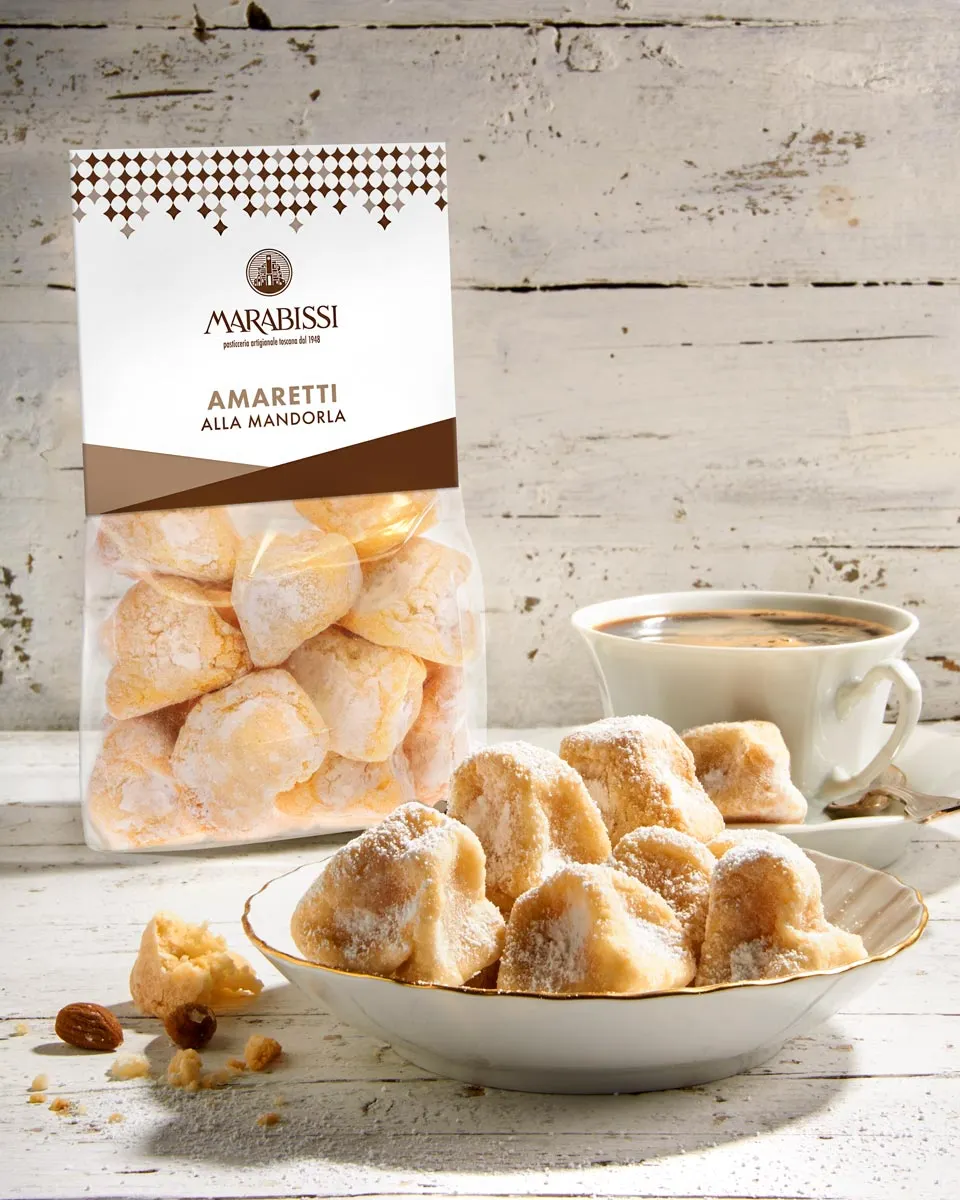 Amaretti alla mandorla – mit passenden Accessoires arrangiert