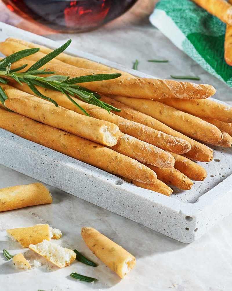 Handgerollte Grissini mit Rosmarin Handgerollte Grissini mit Rosmarin