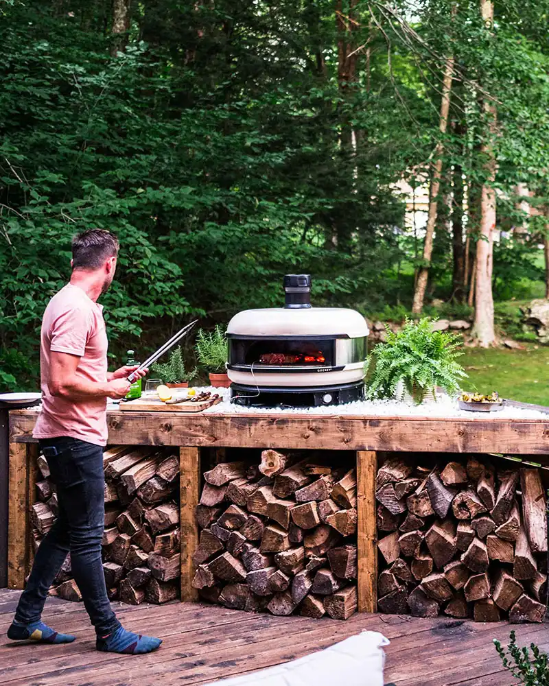 Gozney Dome Dual-Fuel – Premium Pizzaofen (Gas & Holz) – mit passenden Accessoires arrangiert
