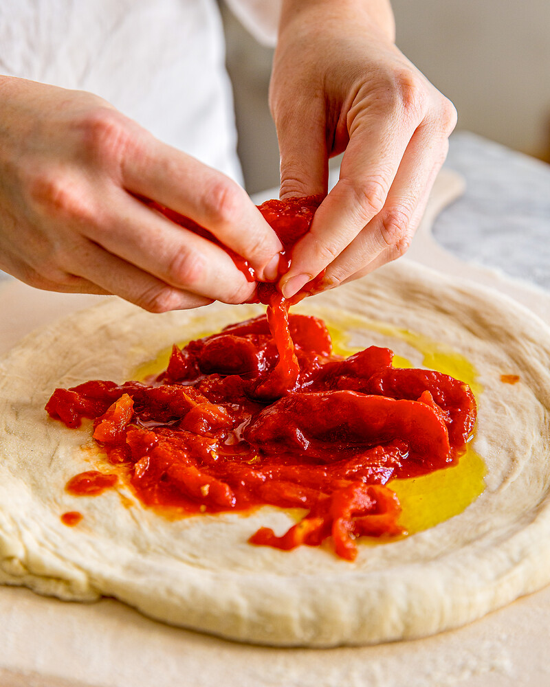 Tomatenfilets - ideal für Pizza – mit passenden Accessoires arrangiert