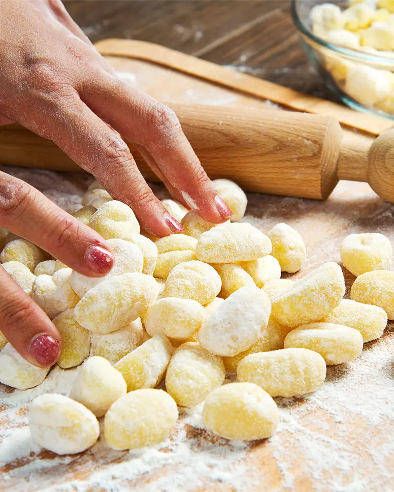 Gnocchi - italienische Kartoffelklößchen – serviert auf einem Teller