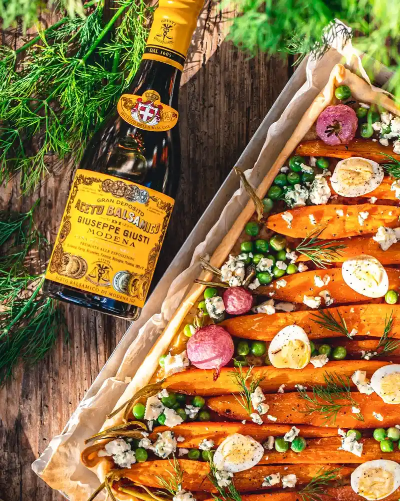 Quarto Centenario Giusti - Aceto Balsamico di Modena – mit passenden Accessoires arrangiert
