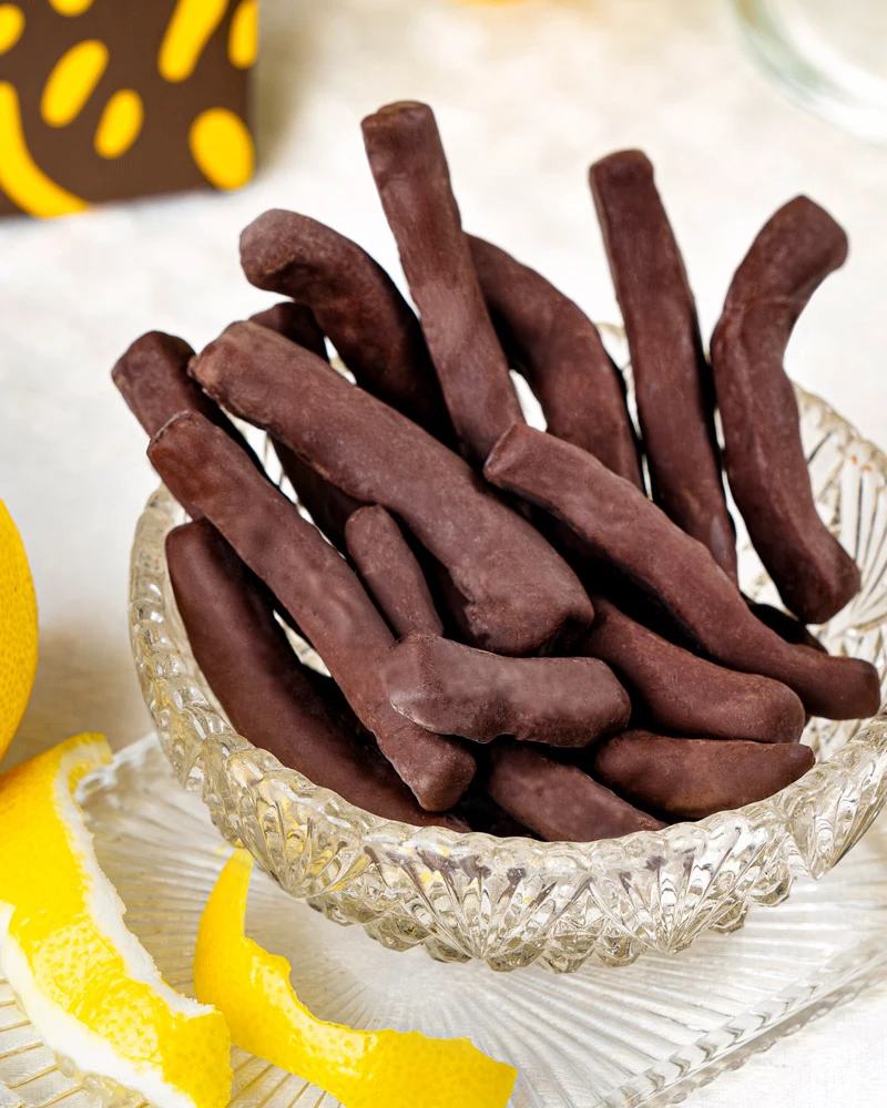 Kandierte Zitronenschale in Schokolade – mit Schokoladenstücken