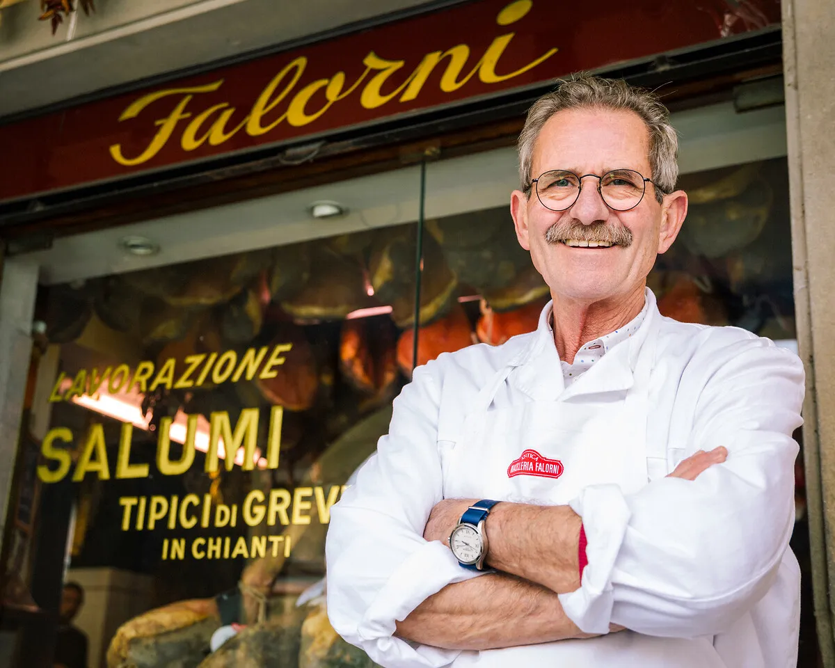 Stefano Falorni lehnt vor seinem Laden an einer Wand