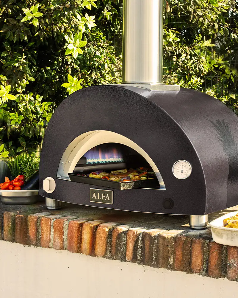 Alfa Forni Moderno 1 Pizza – Pizzaofen mit Gas (Hybrid mit Holz) – mit passenden Accessoires arrangiert