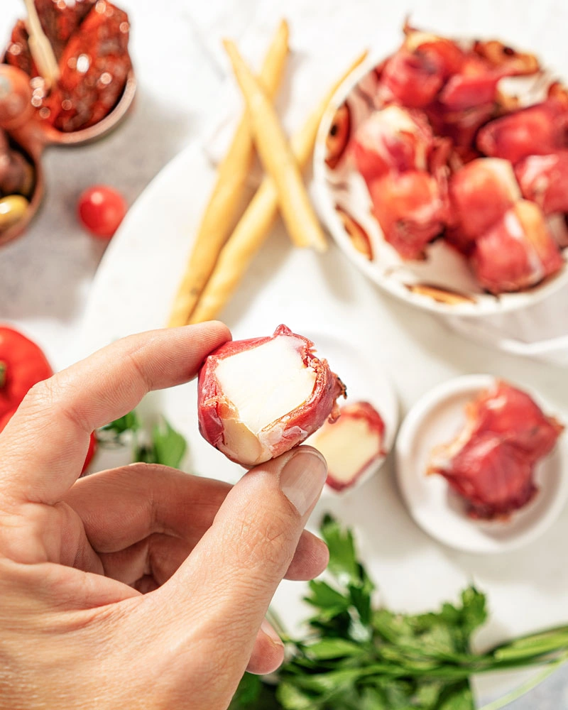 Mini-Scamorza im Schinkenmantel - Bio Mini-Scamorza im Schinkenmantel - Bio – ansprechend in Szene gesetzt