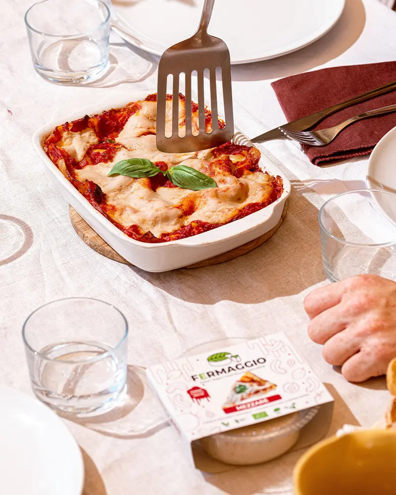 veganer Mozzarella auf einer Lasagne, Bio