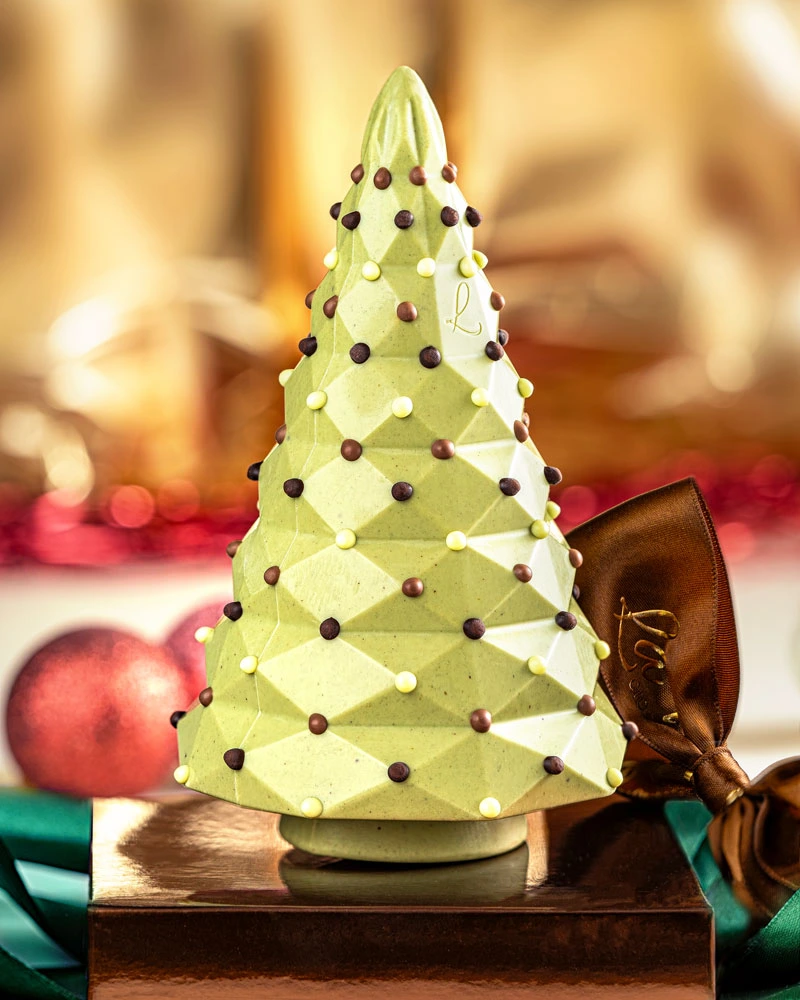 Weihnachtsbaum aus Pistazienschokolade – mit Schokoladenstücken