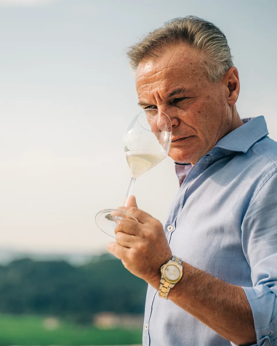 Francesco Drusian riecht an einem Glas Prosecco