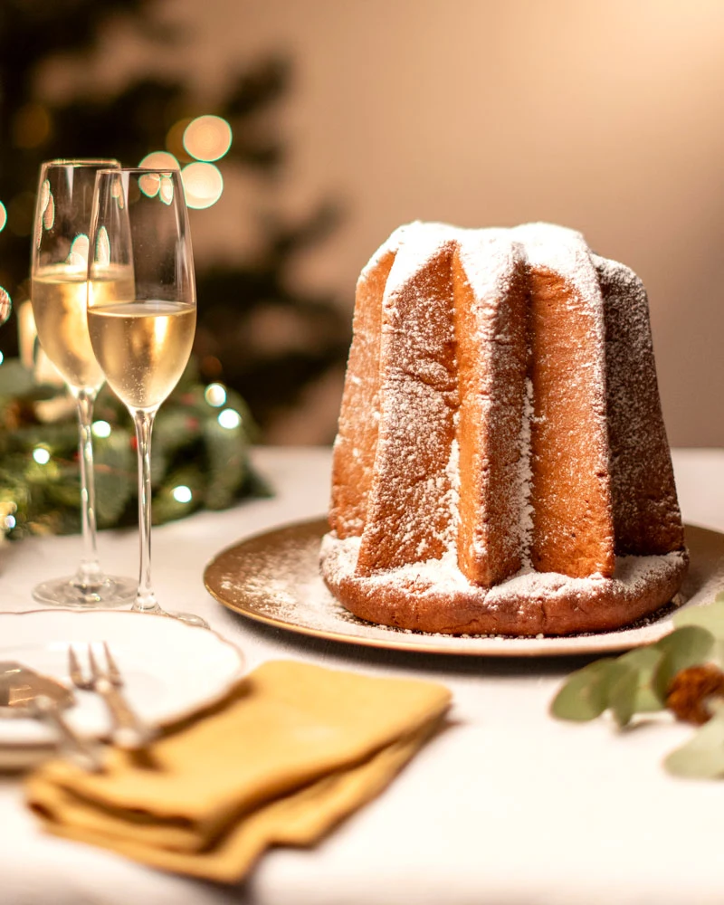 Klassischer Pandoro - im Geschenkkarton – mit passenden Accessoires arrangiert