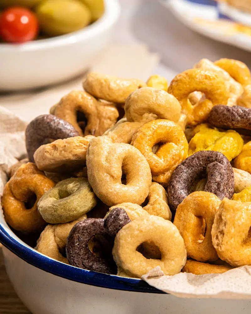 Kleine Taralli  - Mischung – mit passenden Accessoires arrangiert