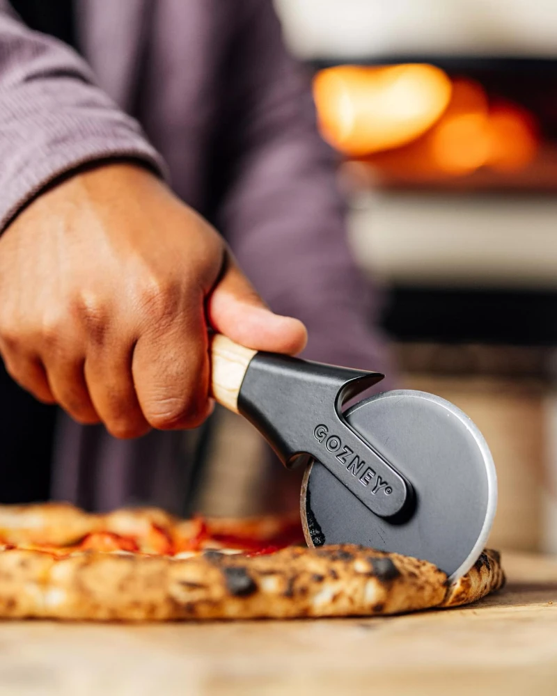 Gozney - Pizzaroller – mit passenden Accessoires arrangiert