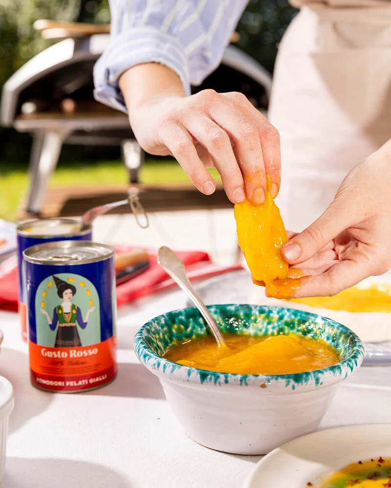 Gelbe geschälte Tomaten - 3er Set – mit passenden Accessoires arrangiert