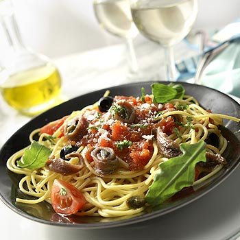 Spaghetti Alla Puttanesca Mit Oliven Kapern Sauce Gustini Feinkost